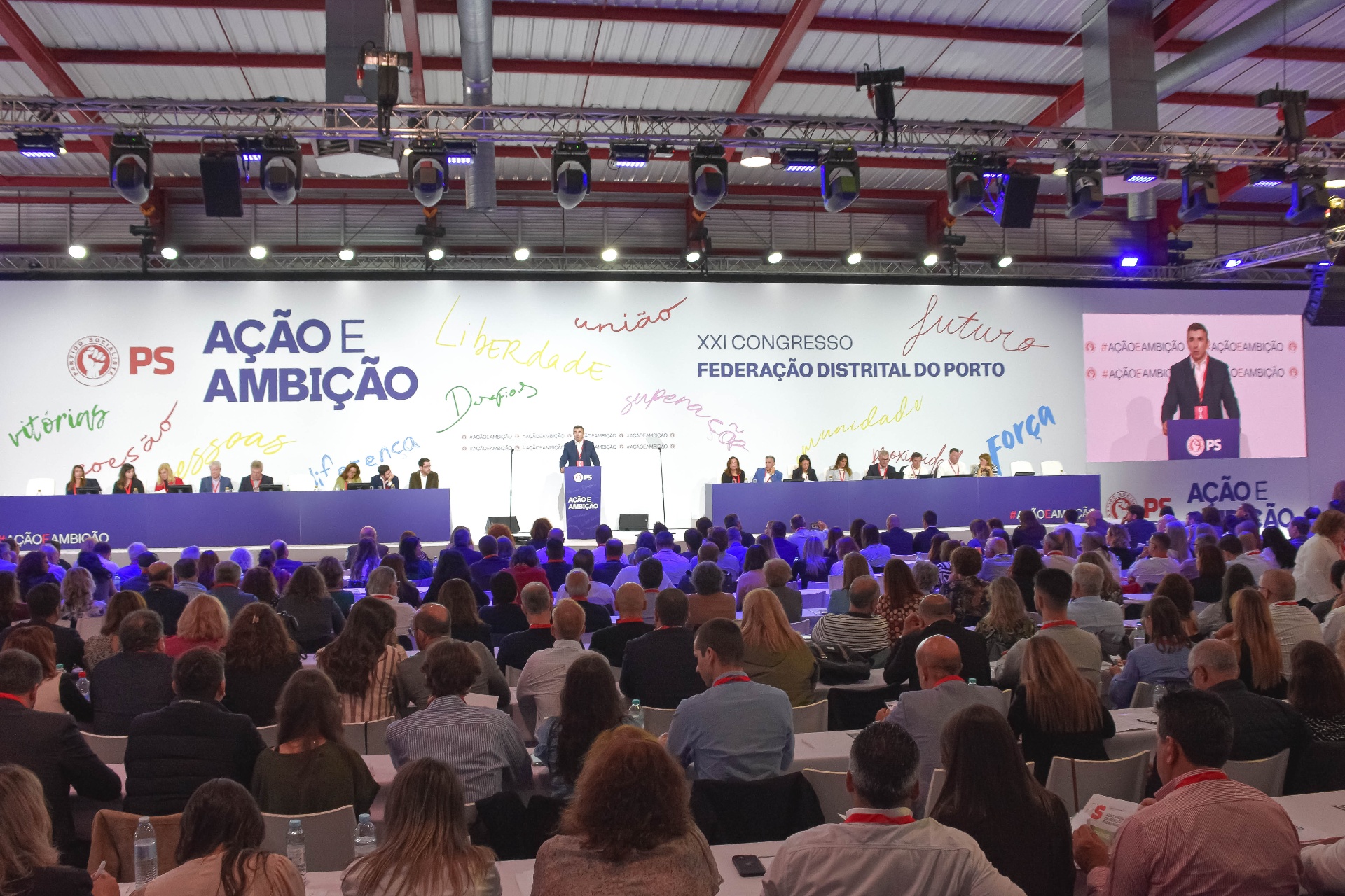Auditório cheio durante intervenção no congresso federativo.