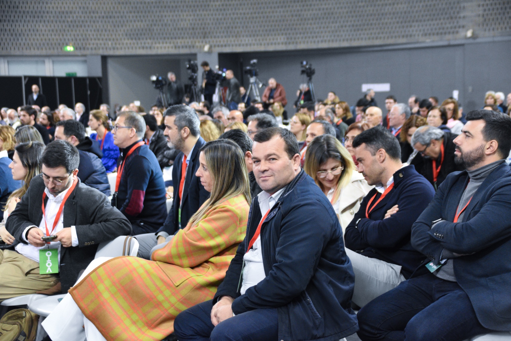 Participantes sentados no auditório durante uma sessão do congresso.