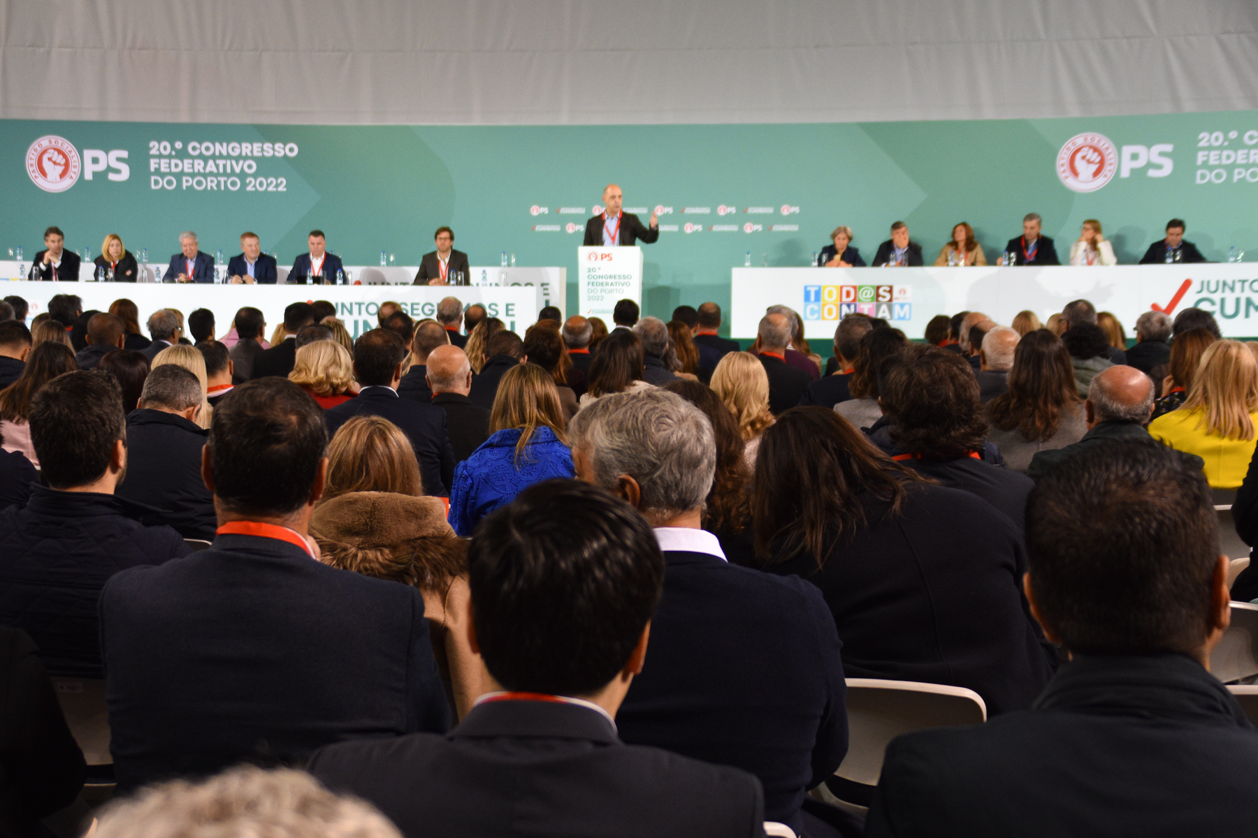 Vista ampla do congresso federativo de 2022 com auditório cheio.