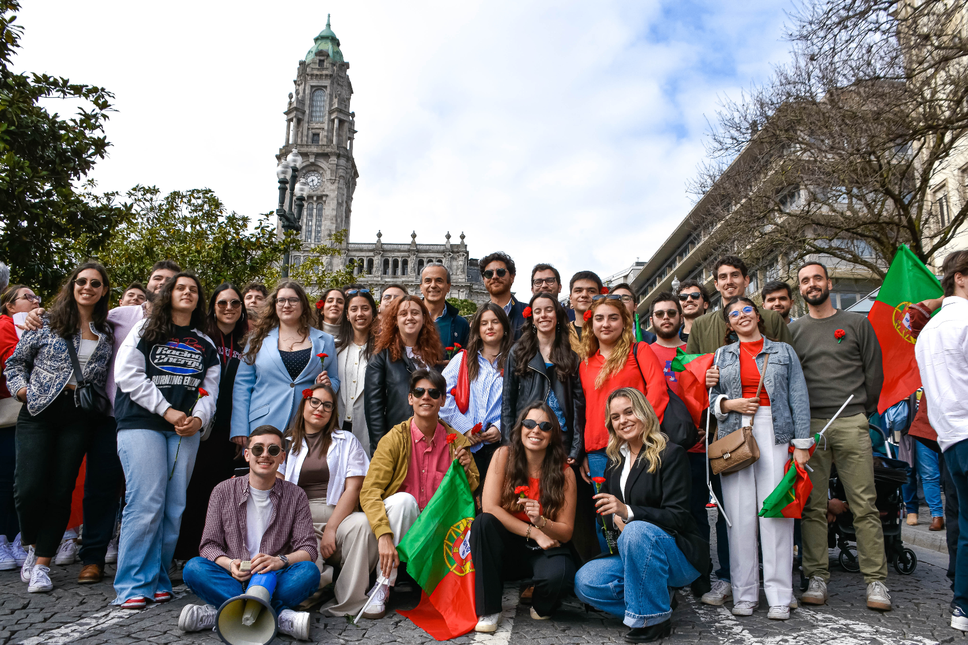Grupo de militantes do Partido Socialista no 25 de Abril no Porto.