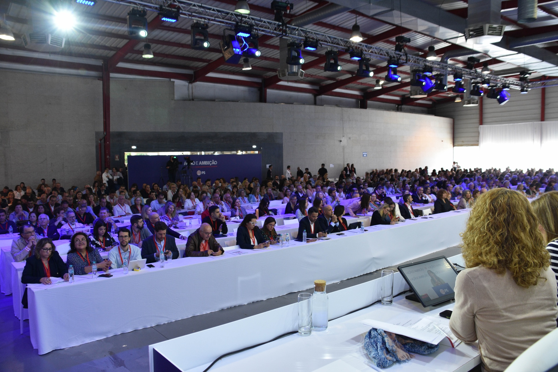 Vista do palco para a plateia durante uma intervenção no congresso.