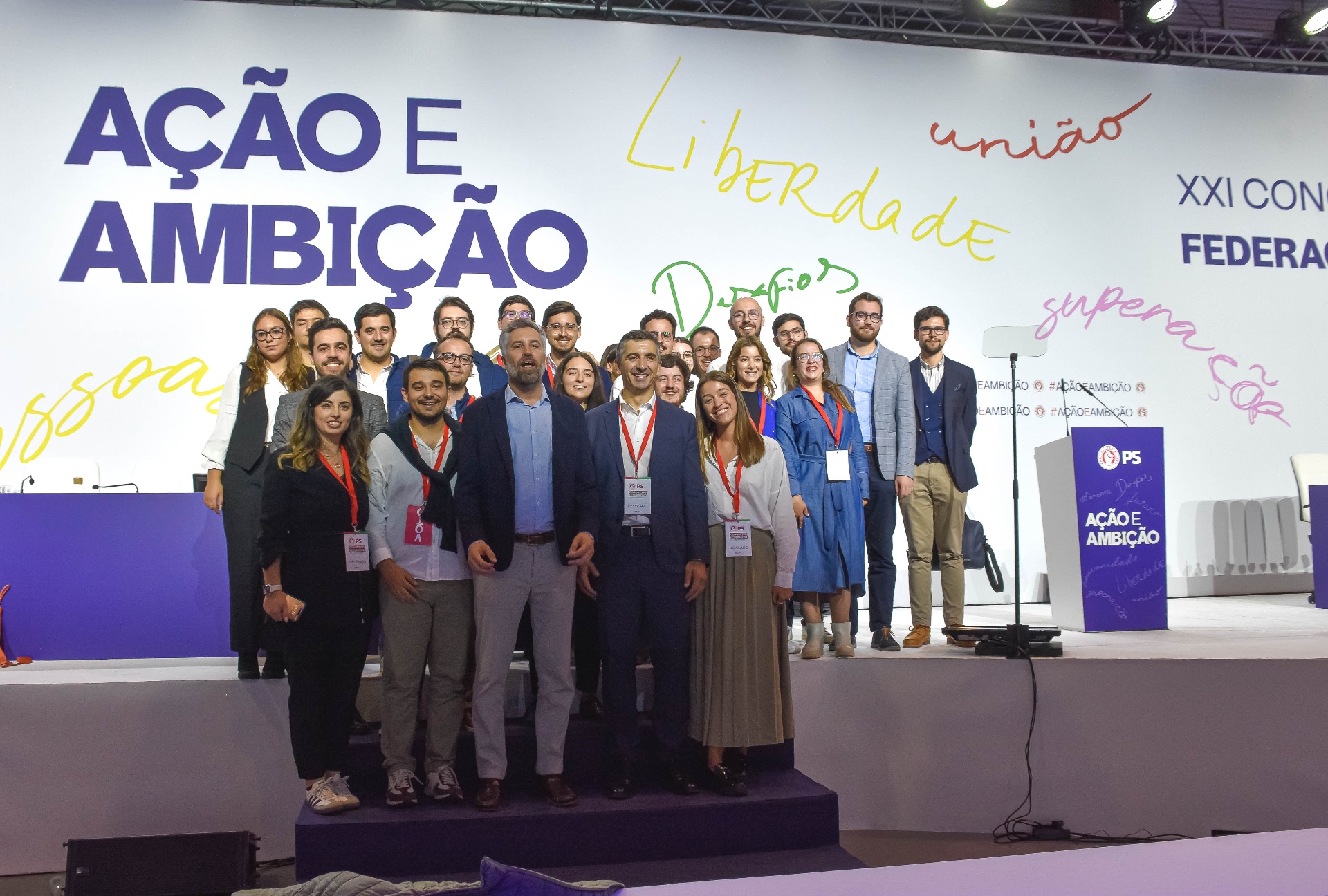 Grupo de participantes em palco no congresso do Partido Socialista.