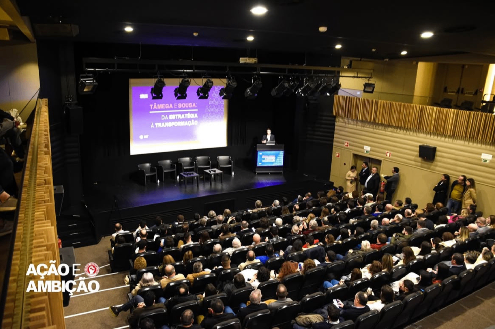 Auditório com plateia durante sessão do Partido Socialista.