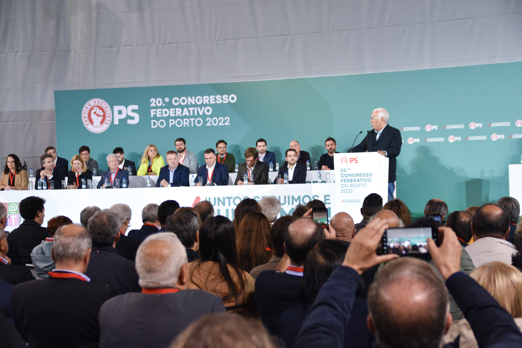 Intervenção num congresso federativo com plateia a assistir e pessoas a gravar.