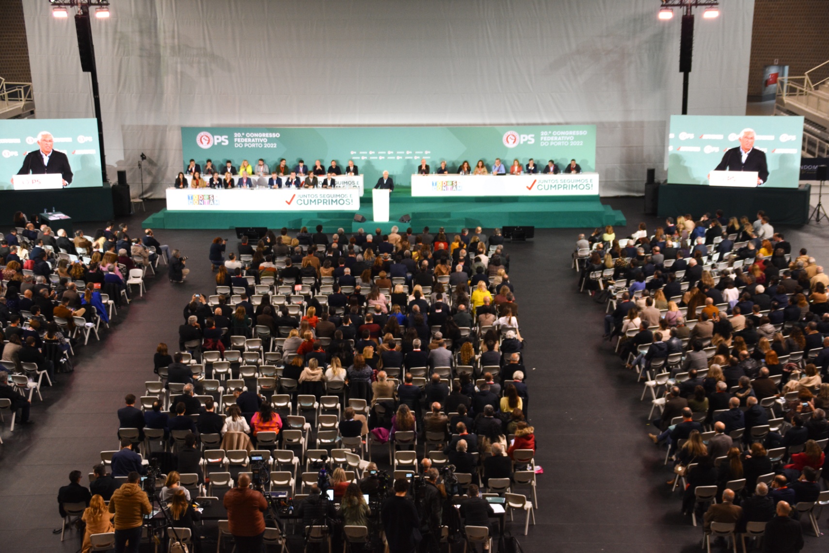 Vista aérea da sessão plenária com grande participação no congresso.