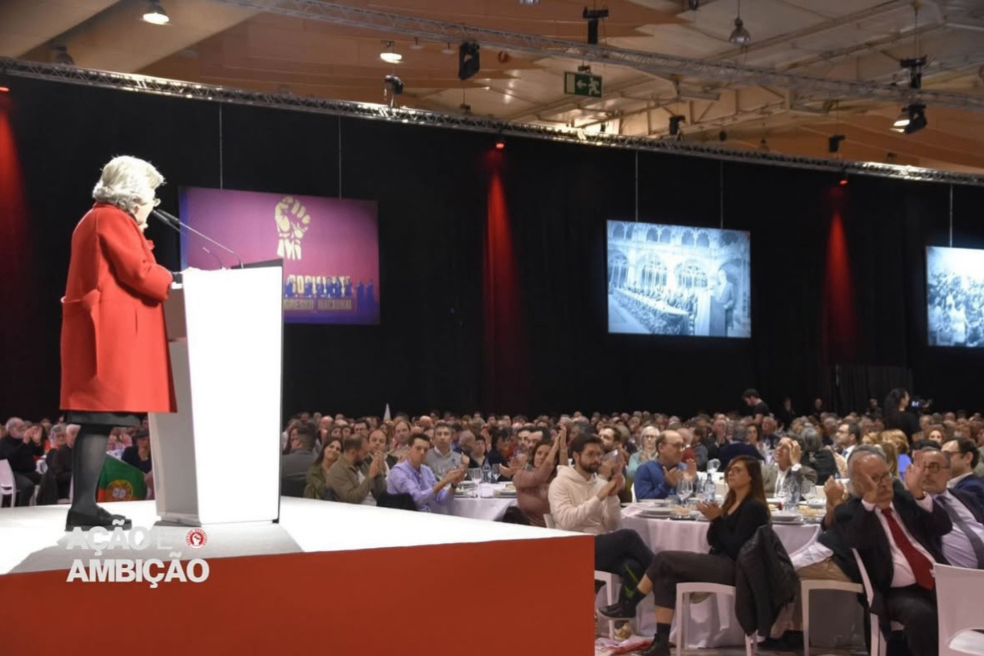 Sala cheia em sessão do congresso com intervenção no púlpito.